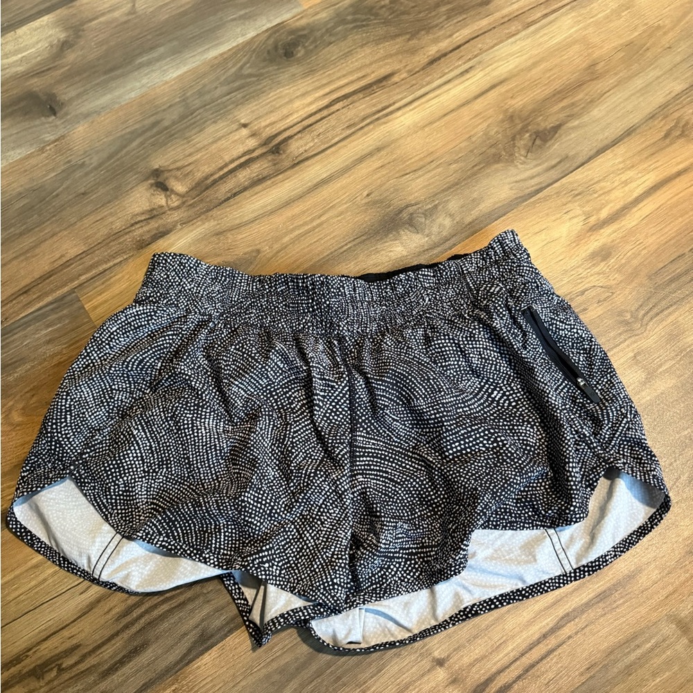 Lululemon tracker low rise lined shorts 4”